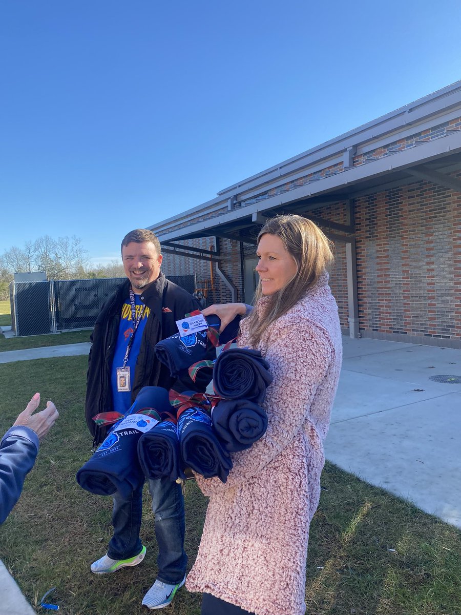 EchoTrailMiddle's tweet image. We loved gifting our bus drivers with an Echo Trail blanket today! We wish them a warm &amp;amp; cozy holiday and break!  We are thankful for them! 
#ExpectgreaTness