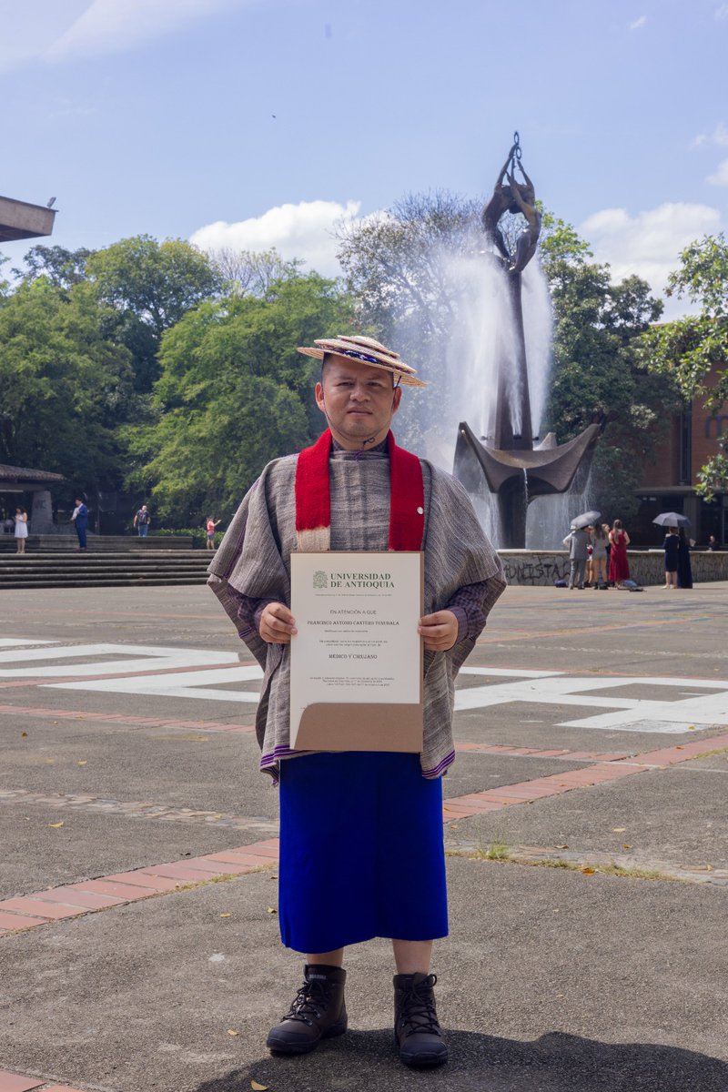 UdeA's tweet photo. #EstudiarEnLaUdeA «Cuando tenemos un evento especial y vamos a celebrar, usamos nuestro traje tradicional», dijo Francisco Antonio Cantero Tunubalá —indígena Misak— al salir de su ceremonia de graduación como médico cirujano de la Universidad de Antioquia.

A su lado, sonriendo, caminan sus padres José Antonio y María Ofelia, que viajaron desde Cajibío, en el departamento del Cauca, para acompañarlo. «Sin ellos esto no sería posible», manifestó el médico de 35 años, quien nació en el resguardo de Guambia en el municipio de Silvia y que luego de graduarse de Geografía de la Universidad del Cauca emprendió el viaje para cumplir su sueño: ¡ser médico!

Francisco aún no sabe si especializarse en psiquiatría u oftalmología. De lo que sí tiene certeza es que quiere seguir llenando de orgullo a sus padres y continuar ligado a su casa, a esta, la casa de todos: ¡la #UdeA!
