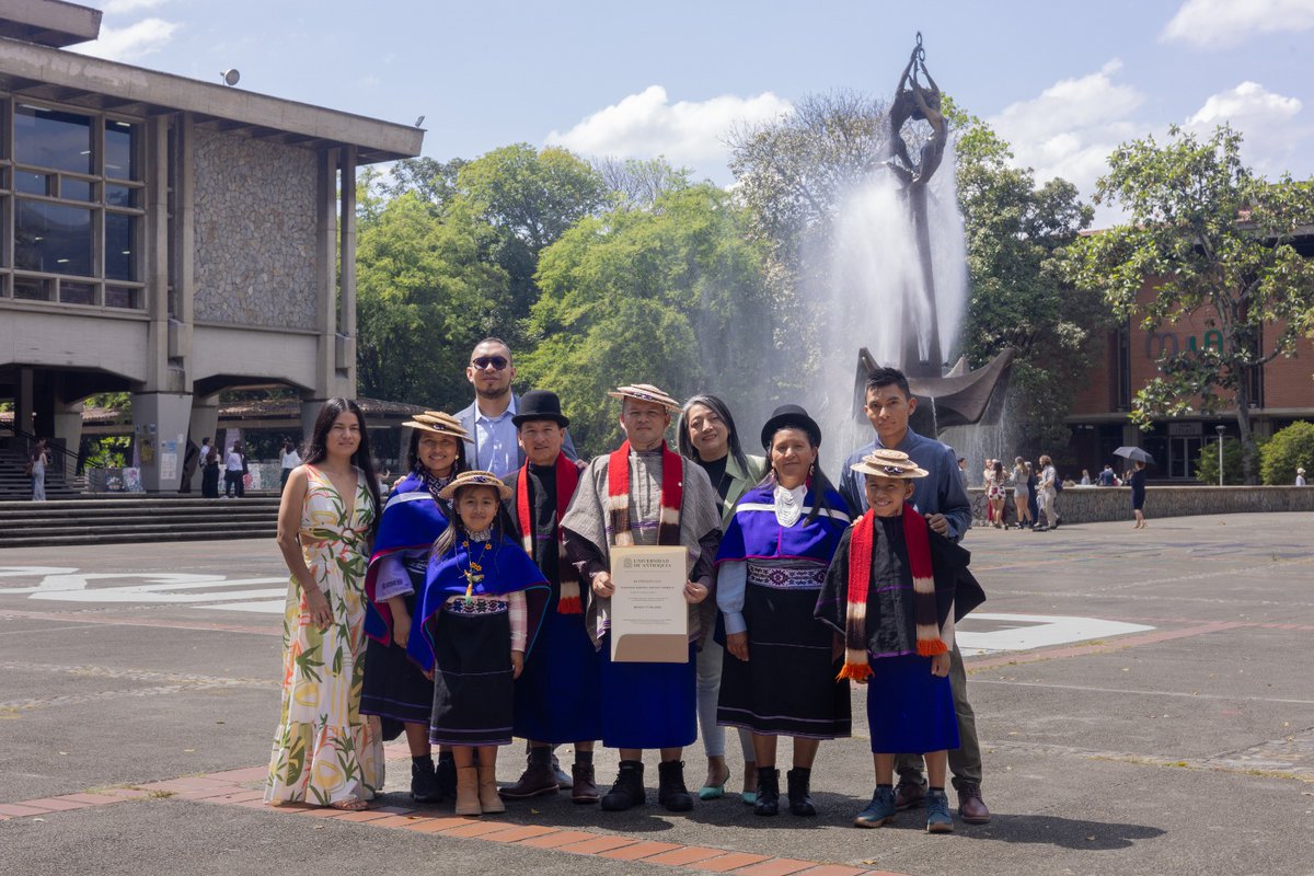 #EstudiarEnLaUdeA «Cuando tenemos un evento especial y vamos a celebrar, usamos nuestro traje tradicional», dijo Francisco Antonio Cantero Tunubalá —indígena Misak— al salir de su ceremonia de graduación como médico cirujano de la Universidad de Antioquia.

A su lado, sonriendo,