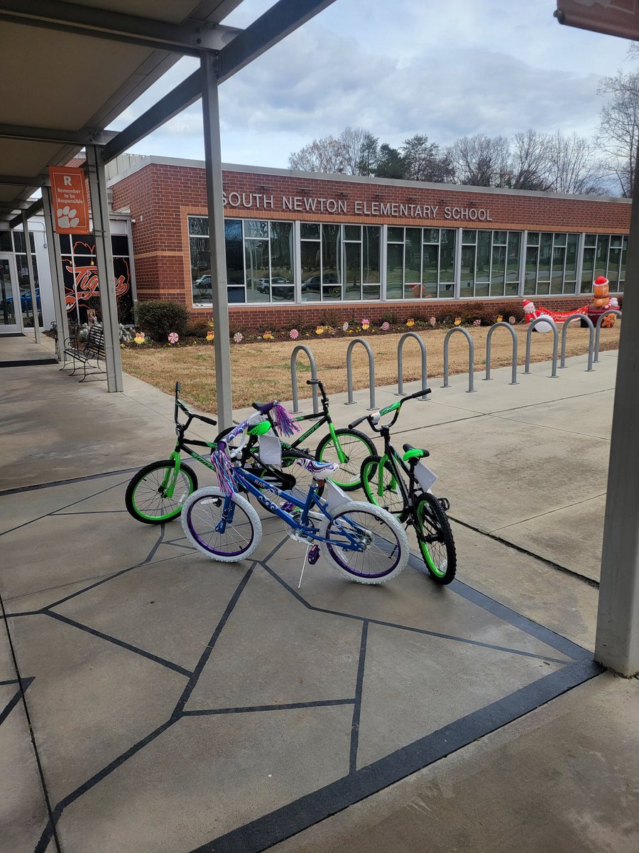 NC_RedDevils's tweet photo. Spreading Christmas cheer to the kiddos in the Twin Cities! Thanks to our partner @peoplesbanknc for helping to make this possible!!🎄 🎅 🚲 https://t.co/MmUng2bT4k