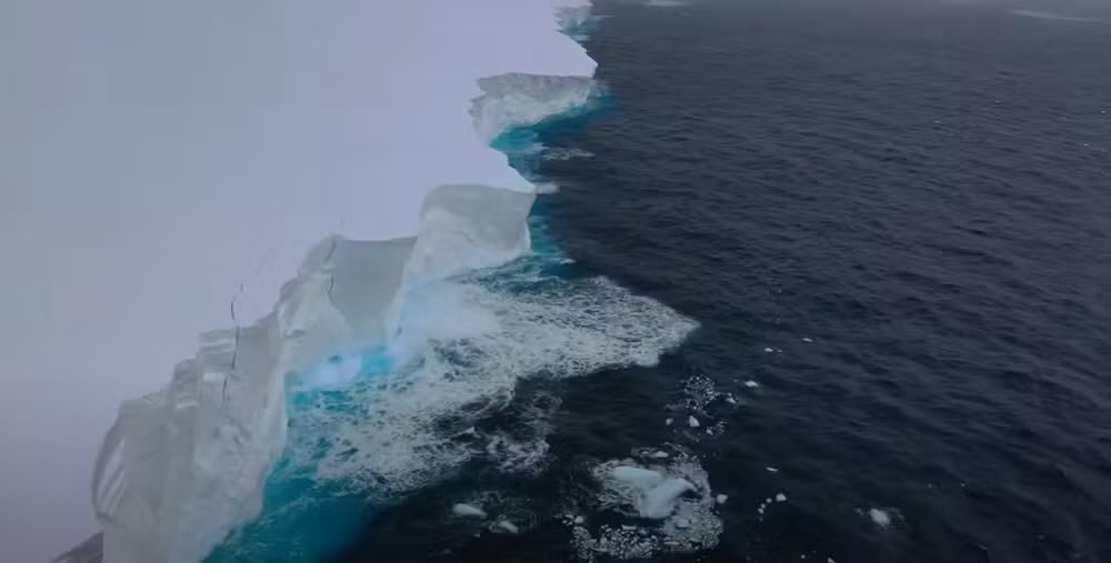 choquei's tweet photo. 🚨ATENÇÃO: O maior e mais antigo iceberg do mundo, o A23a, na Antártida, se solta e flutua em direção ao Norte.

O gelo tem mais do que o triplo da área urbana da cidade de São Paulo e pesa quase 1 trilhão de toneladas. https://t.co/iKcuzHtDWW
