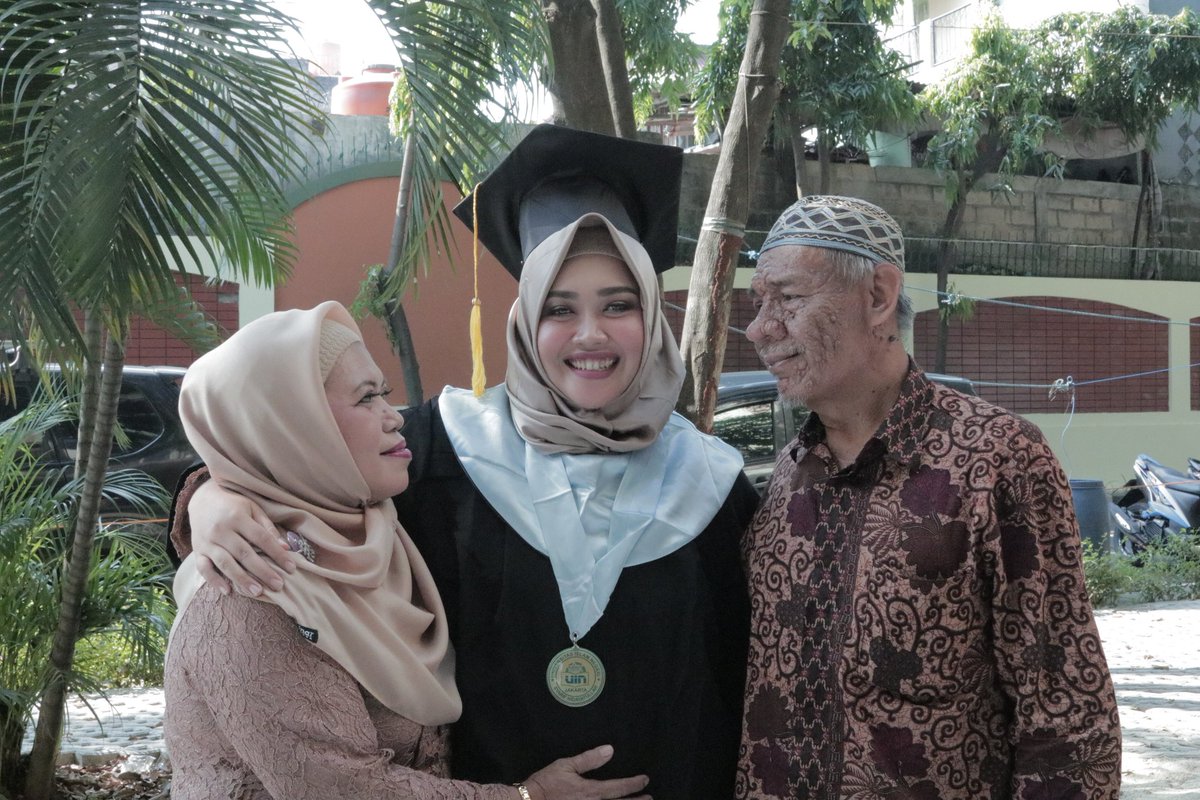 NadhineB's tweet photo. My Hero until Jannah ❤️ Yaallah jika ajalku tiba tuk bertemu dgn mamah, maka lindungi lah selalu papah ku yaallah, berikan ia kebahagiaan dunia-akhirat 🙏❤️ https://t.co/WU0eipQ15Y