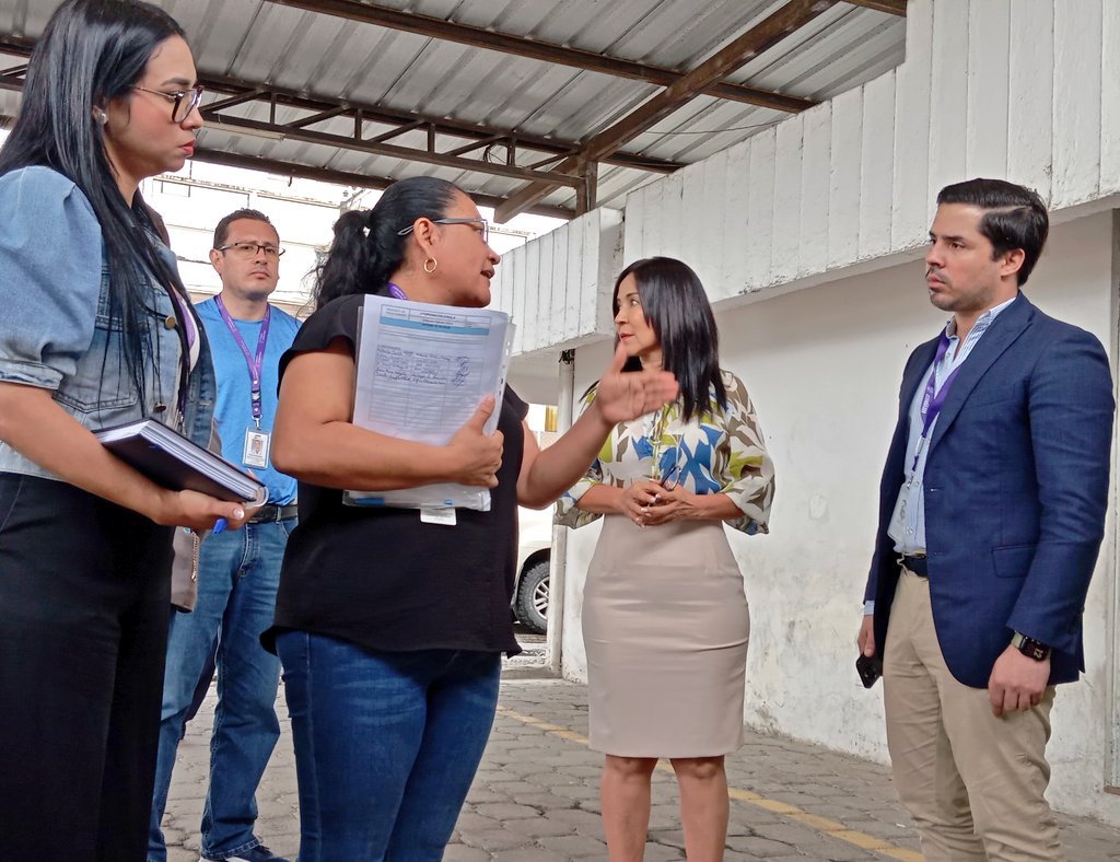 DPManabiSalud's tweet photo. 📍La Concordia #MSPenTerritorio | 
Dentro de la agenda de trabajo @JuanCarlosFlorH autoridad de @Salud_CZ4 recorrió con un equipo técnico local y zonal el C.S tipo C, constatando el funcionamiento y abastecimiento de la unidad,trazando una hoja de ruta para mejorar la atención. https://t.co/4pqR5mFsh3