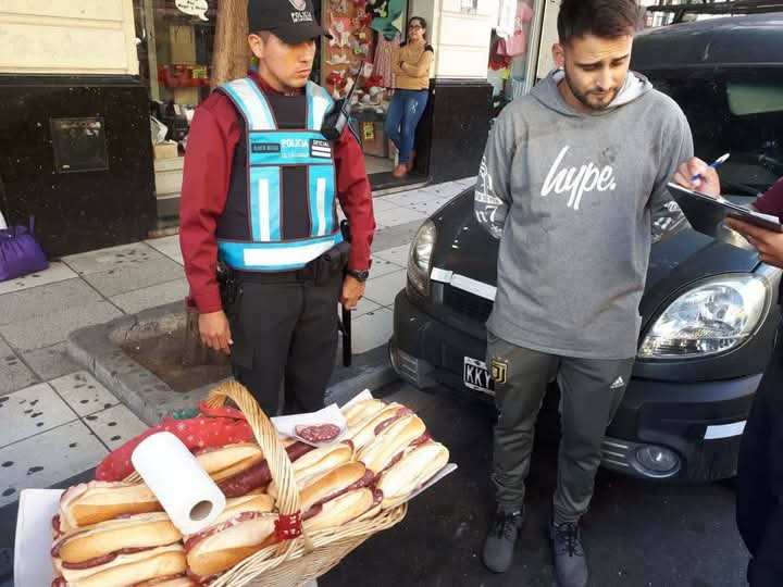 En Argentina podés lavar dinero, asumir cargos procesado por la JUSTICIA, sacar mochilas con dólares a Paraguay,pagar y cobrar votos en el Senado,fugar y lavar dinero 💰......

Pero NUNCA se te ocurra VENDER SANDWICHES de salame y queso en la calle.