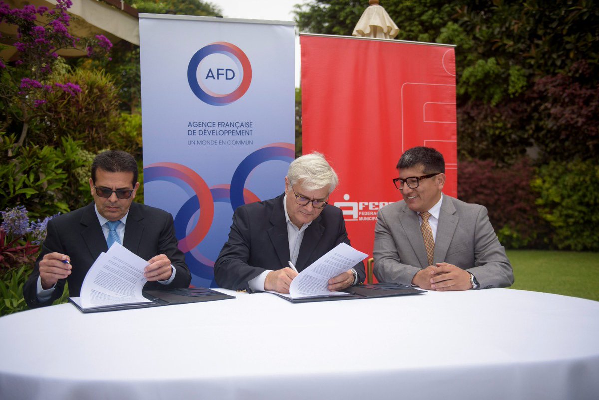 AFD_es's tweet photo. 📢En Lima, se realizó la firma de convenio marco entre la AFD y @FEPCMAC por 3 años para seguir apoyando el escalamiento de los productos verdes de las Cajas Municipales. Con el objetivo de implementar proyectos e iniciativas conjuntas .

🤝

#MundoEnComún
#FranciaEnPerú https://t.co/wmALbEkNIX