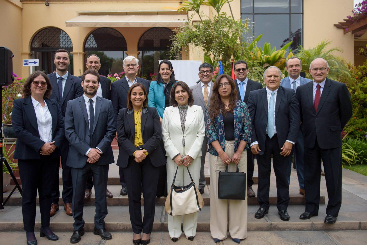 AFD_es's tweet photo. 📢En Lima, se realizó la firma de convenio marco entre la AFD y @FEPCMAC por 3 años para seguir apoyando el escalamiento de los productos verdes de las Cajas Municipales. Con el objetivo de implementar proyectos e iniciativas conjuntas .

🤝

#MundoEnComún
#FranciaEnPerú https://t.co/wmALbEkNIX