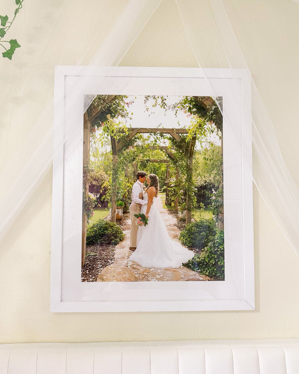 Wishing for a cozy home this winter? Add photo prints to your holiday decor for a personal touch that will last beyond the season. 🎄✨

📷: itskatelyncastleberry