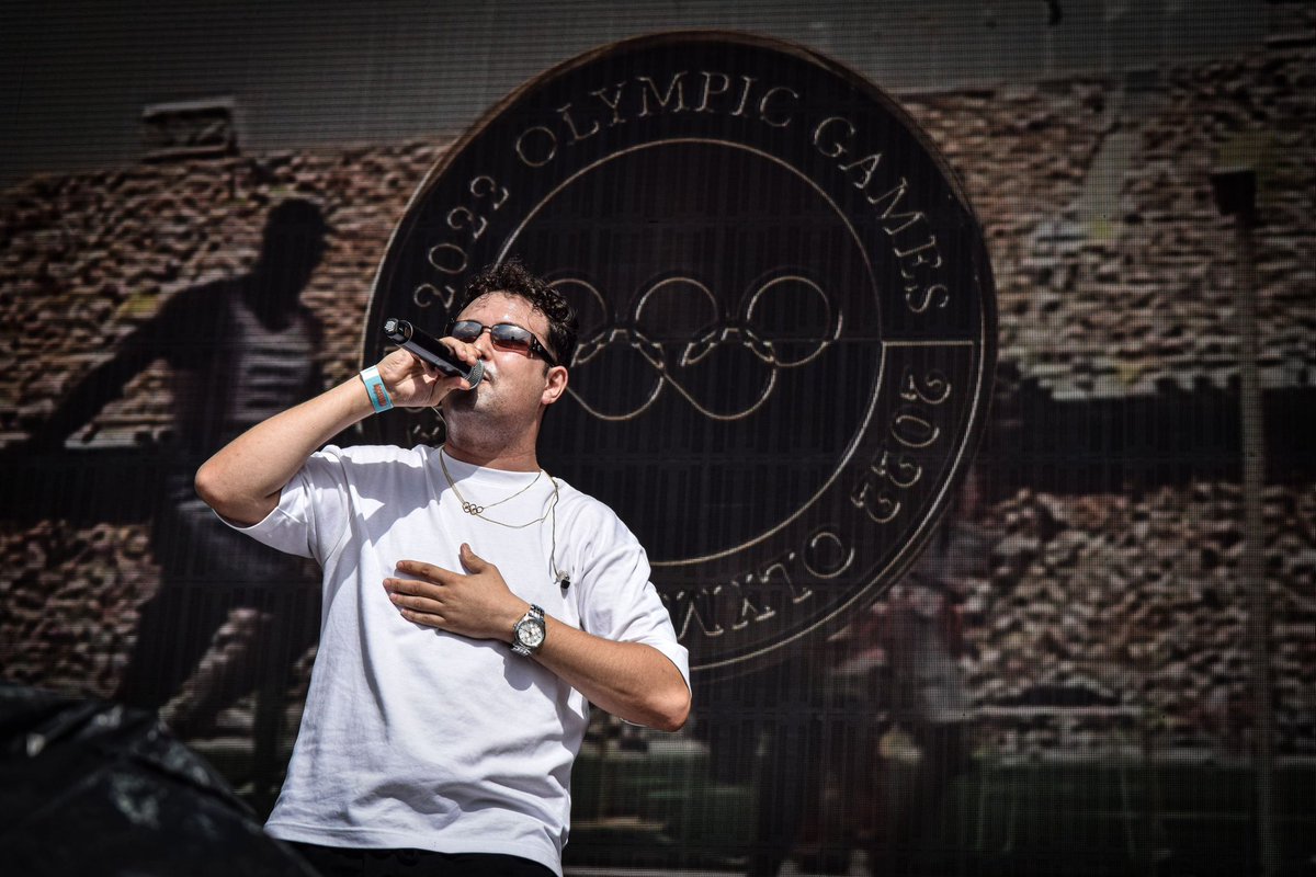 - Se tira desaparecido día si y día también
- Rapea mejor que 2pac, Snoop Dogg y Biggie juntos
- No suena mal ni queriendo
- Saca otra vez el álbum del año porque le apetece y aún por encima no skips.

Simplemente Hoke, simplemente “Tres Creus” ✝️👑