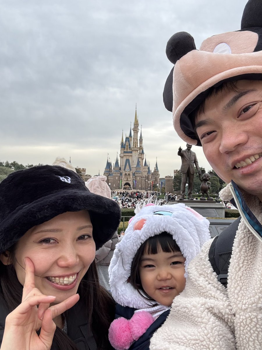 47_os's tweet photo. ランドは小学生ぶりでした。ネズミ達の力は圧巻だった。この子にはサンタから女ネズミのぬいぐるみが届くでしょう。 https://t.co/1ZvP2RyLC3