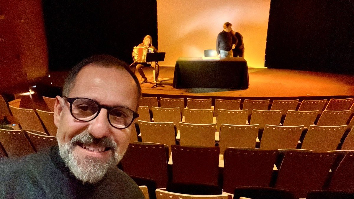 francesc_cerro's tweet photo. Ho hem tornat a fer! Cartell d’entrades exhaurides i llarguíssim aplaudiment final per a “The Woodlanders” al @CaixaForum de #Tarragona. 
Un honor compartir moments com aquest amb companys com en Jordi Boixaderas i l’ @algalcera. https://t.co/fKCsjNJjwY