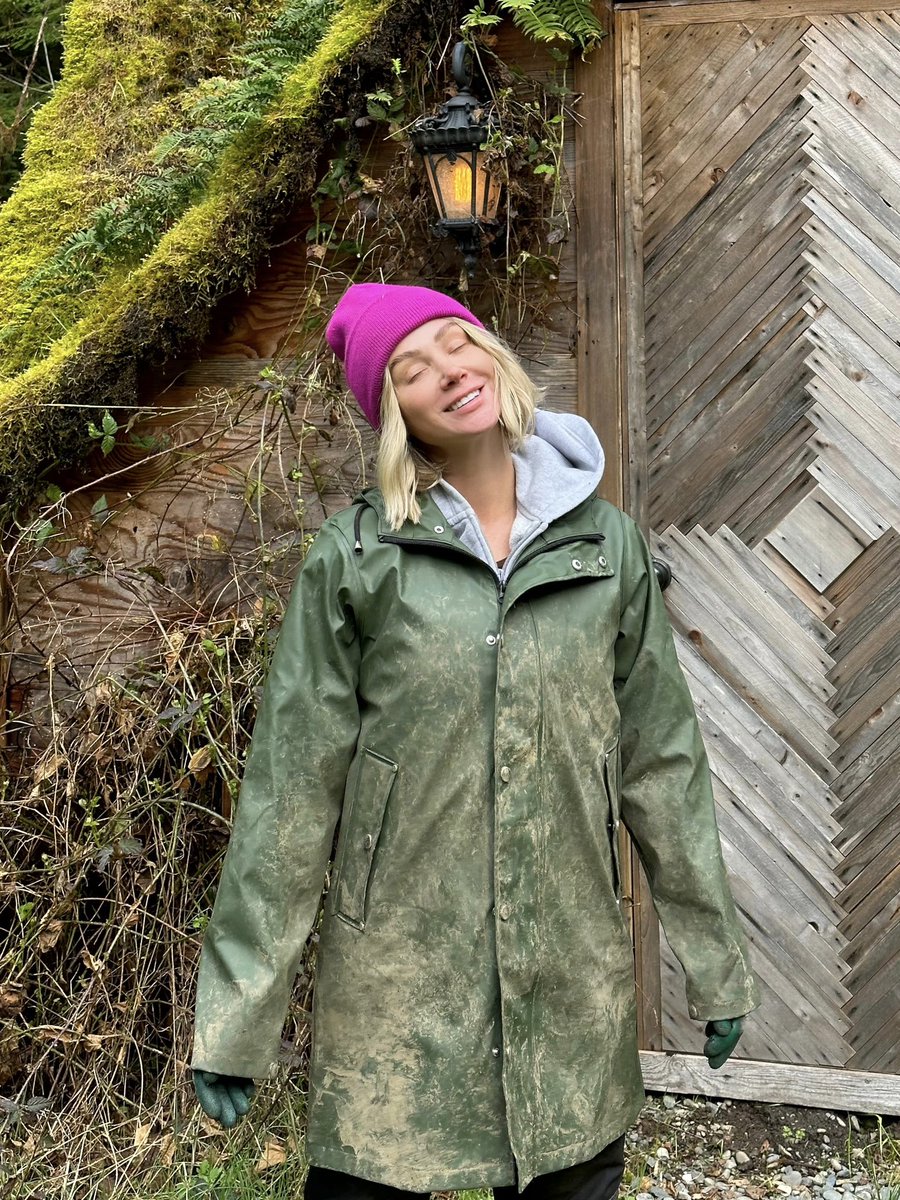SaraUnderwood's tweet photo. How my OF thinks I look when building VS reality 😜 https://t.co/yRKUFE2gJZ