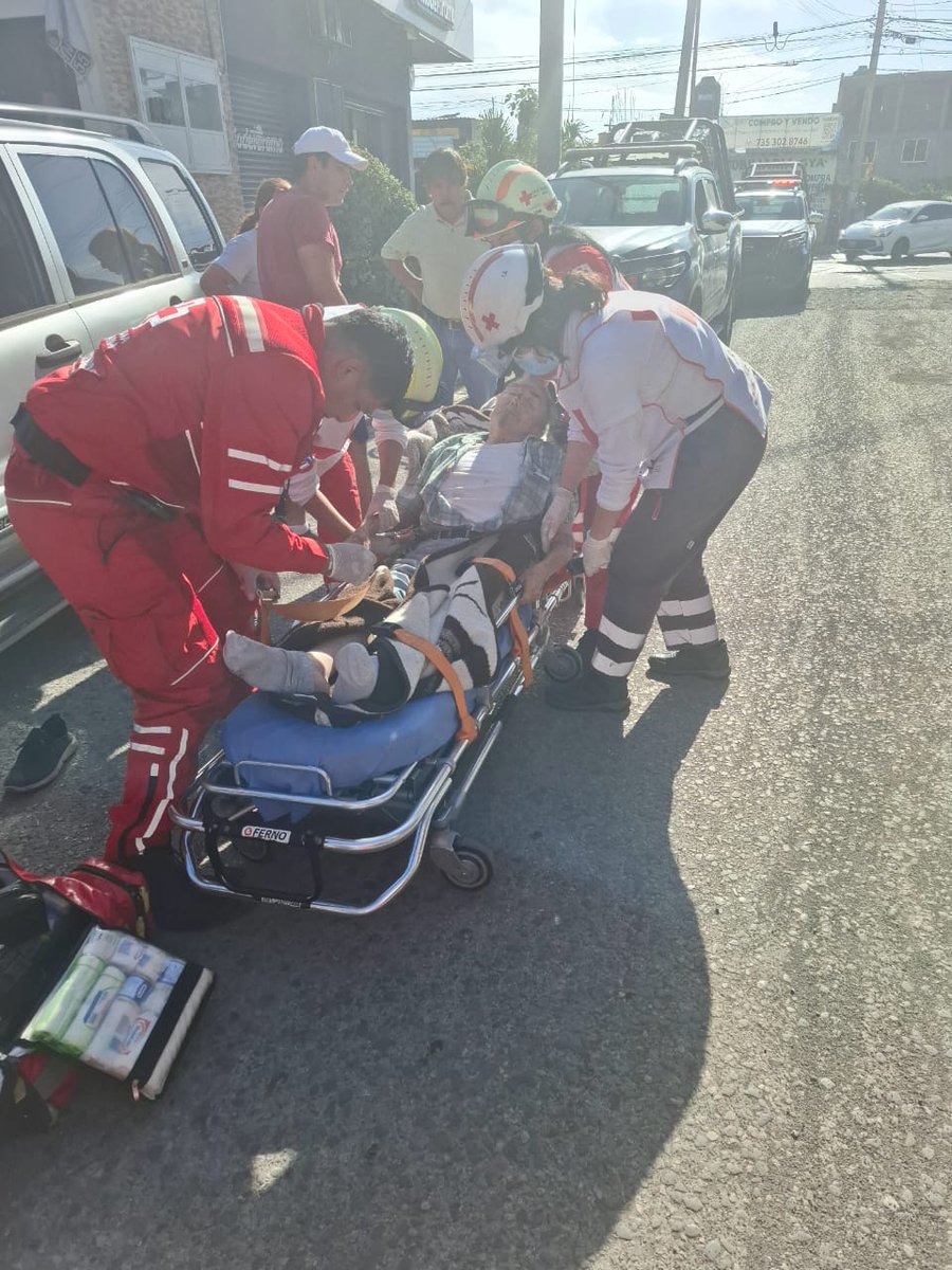 linea_caliente_'s tweet photo. #Local | Un adulto mayor fue atropellado la tarde de este martes en la colonia Tierra Larga en el municipio de Cuautla, por lo que fue trasladado a un hospital para recibir atención médica. https://t.co/5AhBOQiue1