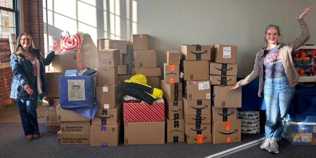 uconnhealth's tweet image. Tis the season for giving, and that&apos;s where our Center for Population Health team shines. 

Working to make the season a little brighter for others, the group collected more than 500 gifts for the New Britain DCF holiday toy drive.  🎁