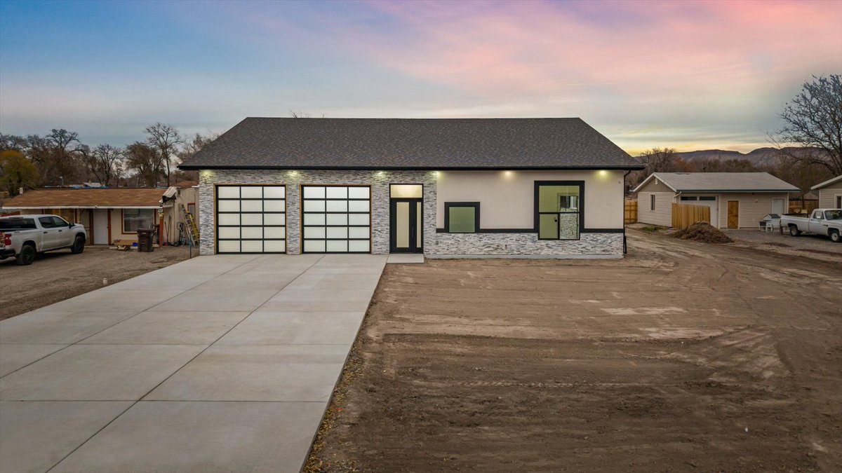 zillowgonewild's tweet photo. This Colorado home embodies the spirit of “we aren’t here for a long time, just a good time”

Currently listed for only $1,600,000 in Grand Junction, CO https://t.co/FTvsT97Xes