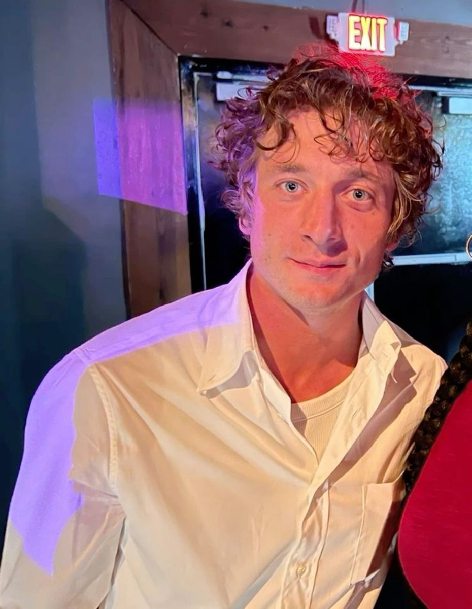 hourly jeremy allen white (@hourlyjaw) on Twitter photo 