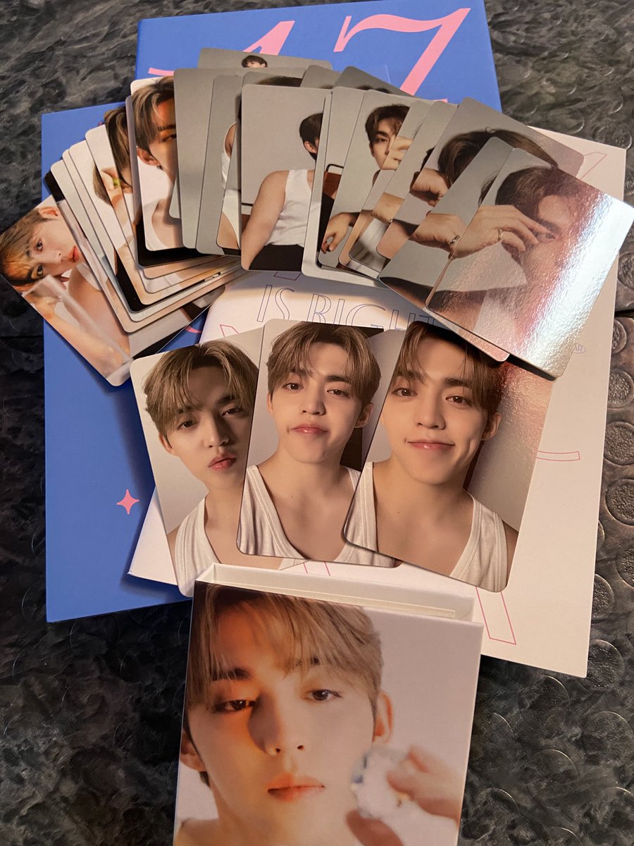 saislhs's tweet photo. first time spending this much for a merch (aside from my carat bong)

sakit mong mahalin, cheol https://t.co/Q2EJGyiQHF