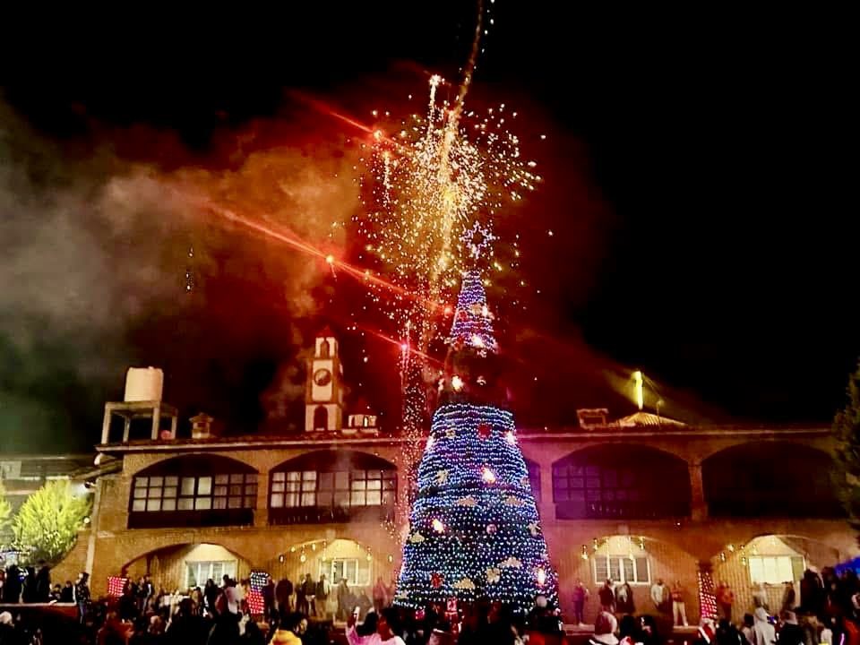 SoyPavelGaspar's tweet image. 🎄✨ En el encendido del árbol navideño en #Ahuazotepec junto al presidente Alfredo Ramírez. Gracias a Lázaro Hernández por representarme. 🌟🎅 

#EspírituNavideño #Puebla