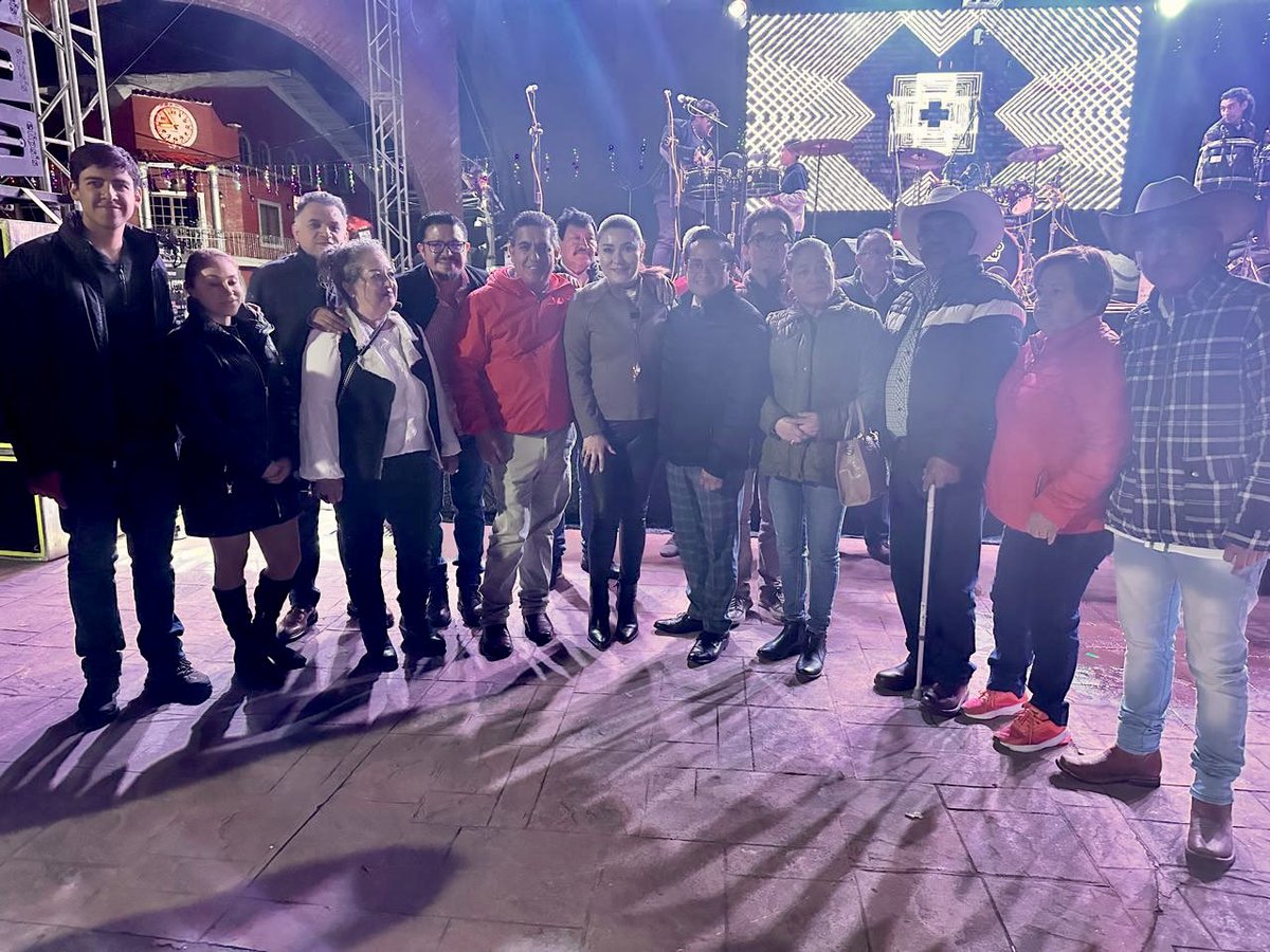 SoyPavelGaspar's tweet image. 🎄✨ En el encendido del árbol navideño en #Ahuazotepec junto al presidente Alfredo Ramírez. Gracias a Lázaro Hernández por representarme. 🌟🎅 

#EspírituNavideño #Puebla
