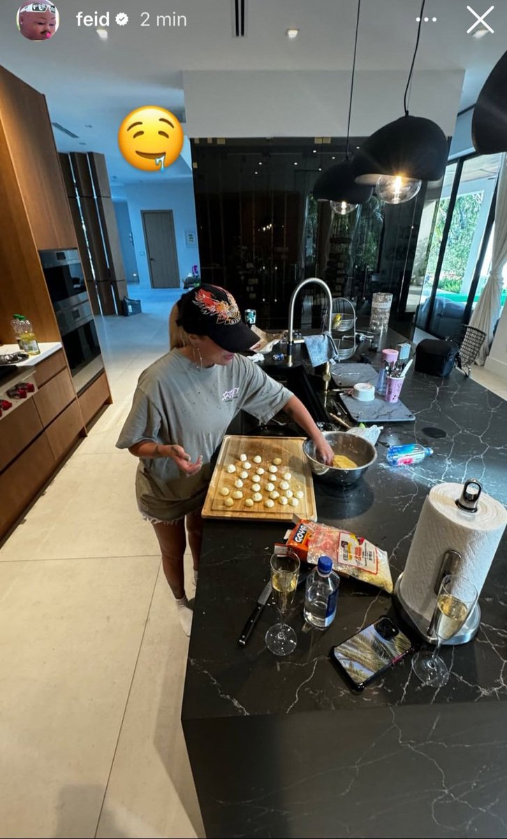 GteamArgentina's tweet photo. La bichota cocinando para su mor! 
El ferxxo nos regala esta imagen de Carolina vía IG https://t.co/mGnpEZrwC8
