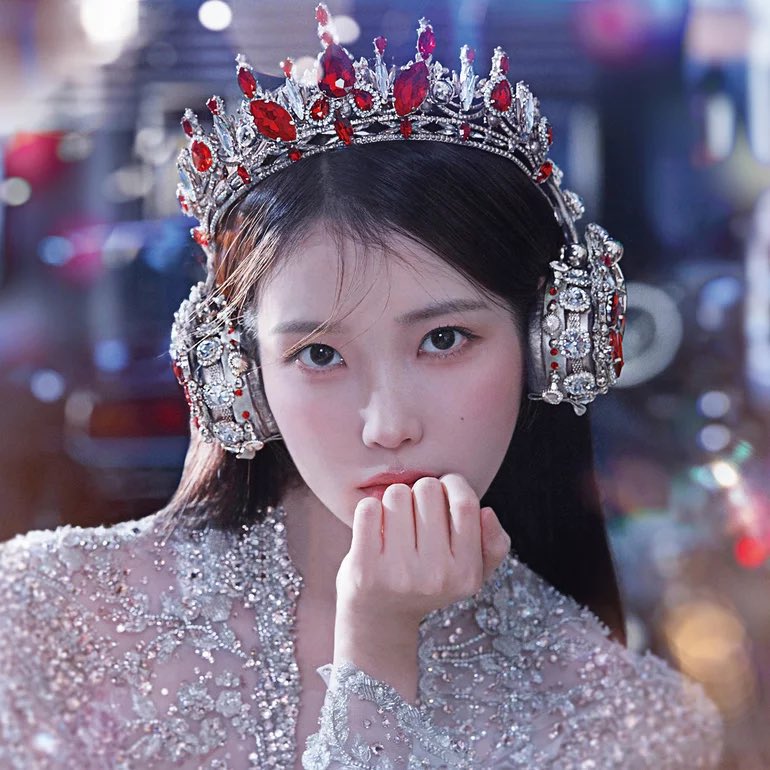 kchartsmaster's tweet photo. IU on collaborating with foreign artists:

— “In the past, I received many amazing offers, but the idea of collaborating with artists who spoke different languages felt daunting. I turned down those opportunities then, but I don’t feel the same way anymore. Now, I’m much more open to the idea of working with global artists.”