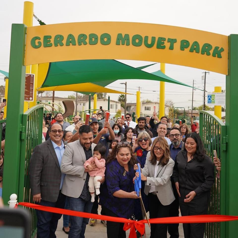 SantaAnaParks's tweet photo. A new recreation space is here! 🛝

On Wed., Dec. 11, over 200 excited community members came together to celebrate the grand opening of Gerardo Mouet Park (1125 S. Standard Ave.) named in honor of the life &amp; service of previous @santaanaparks Executive Director, Gerardo Mouet.⬇️ https://t.co/yAp7TrPOww