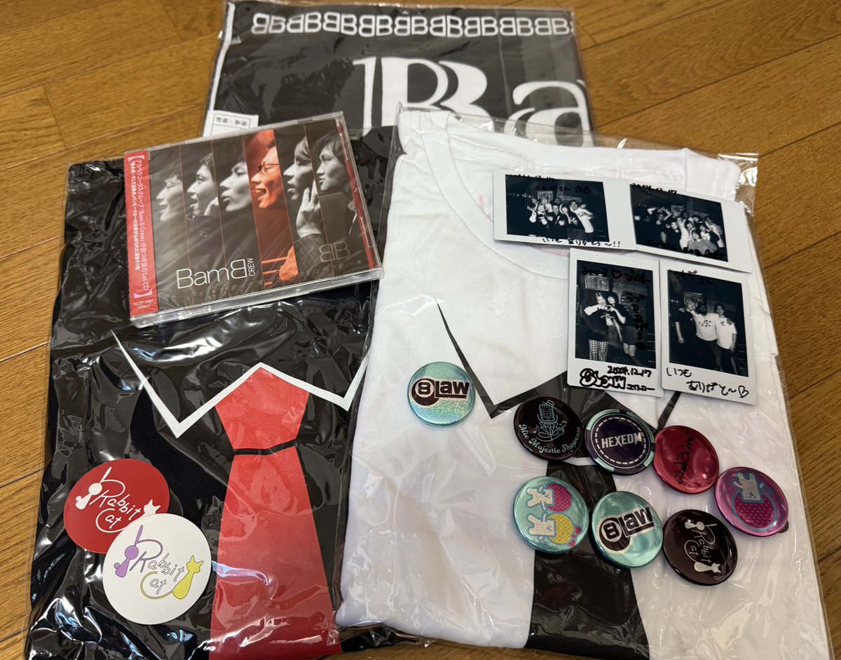 tomojiijomot's tweet photo. 昨日、買ったグッズ！！
バンビーのグッズがどれも1000円って価格崩壊してるじゃん😆😆
缶バッチもコンプリート
チェキは、なんと！限定白黒

#HEXEDM
#8Law
#RabbitCat
#BamBCrew 
 #マイクマジェスティックショーケース https://t.co/my9yl2BOLL