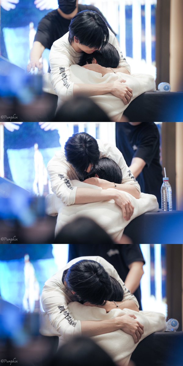 241203 Shanghai
🐱🐶💓 #주연 #에릭
#더보이즈 #THEBOYZ #juric