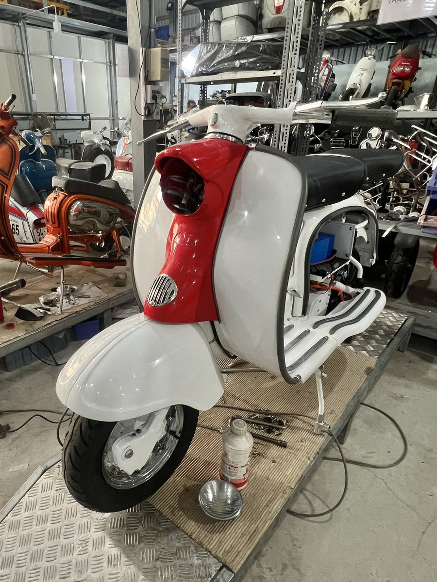 SSCvietnam's tweet photo. We’re a bit behind schedule with the new shop opening this week but E-Project Lam s1 will “on the road” tomorrow. A couple of final tweaks to make , lighting hook up and badges on and we are done #Lambretta #e-Project #EBretta #72v4000w #ChristmasCruiser #ssc https://t.co/Y9GxSaUsCh