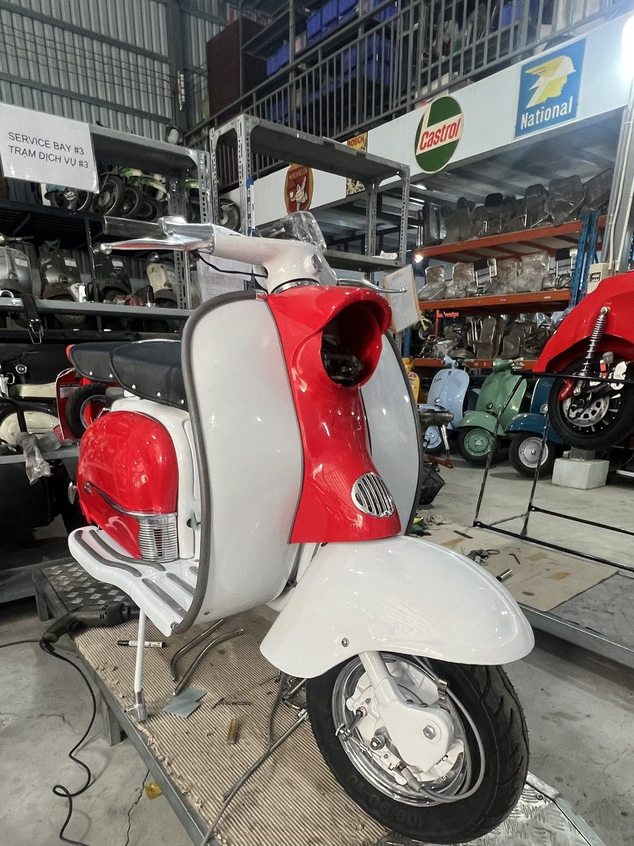 SSCvietnam's tweet photo. We’re a bit behind schedule with the new shop opening this week but E-Project Lam s1 will “on the road” tomorrow. A couple of final tweaks to make , lighting hook up and badges on and we are done #Lambretta #e-Project #EBretta #72v4000w #ChristmasCruiser #ssc https://t.co/Y9GxSaUsCh