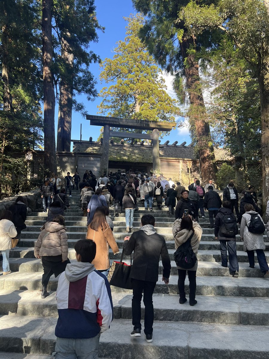 hormesis_life's tweet photo. 四箇所目（昨日の続き）
【伊勢神宮内宮】

なんと儀式が終わった後の列を観ることができました！！

有難うございました。

#伊勢神宮　#お伊勢参り　#お礼参り
#神社　#神社仏閣　#神道 https://t.co/FeZ3ZmhxQE