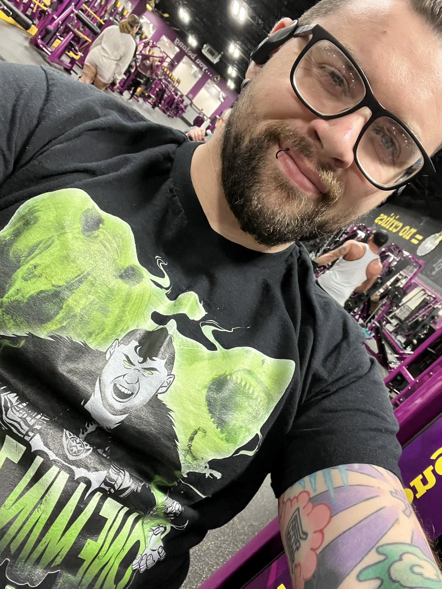 LRideOMZ's tweet photo. Leg day in my own merch? Yes! @ZemkeKatie knocked the design out of the whole world! Can’t wait to work with her again on another design!! https://t.co/S707R3PUnq