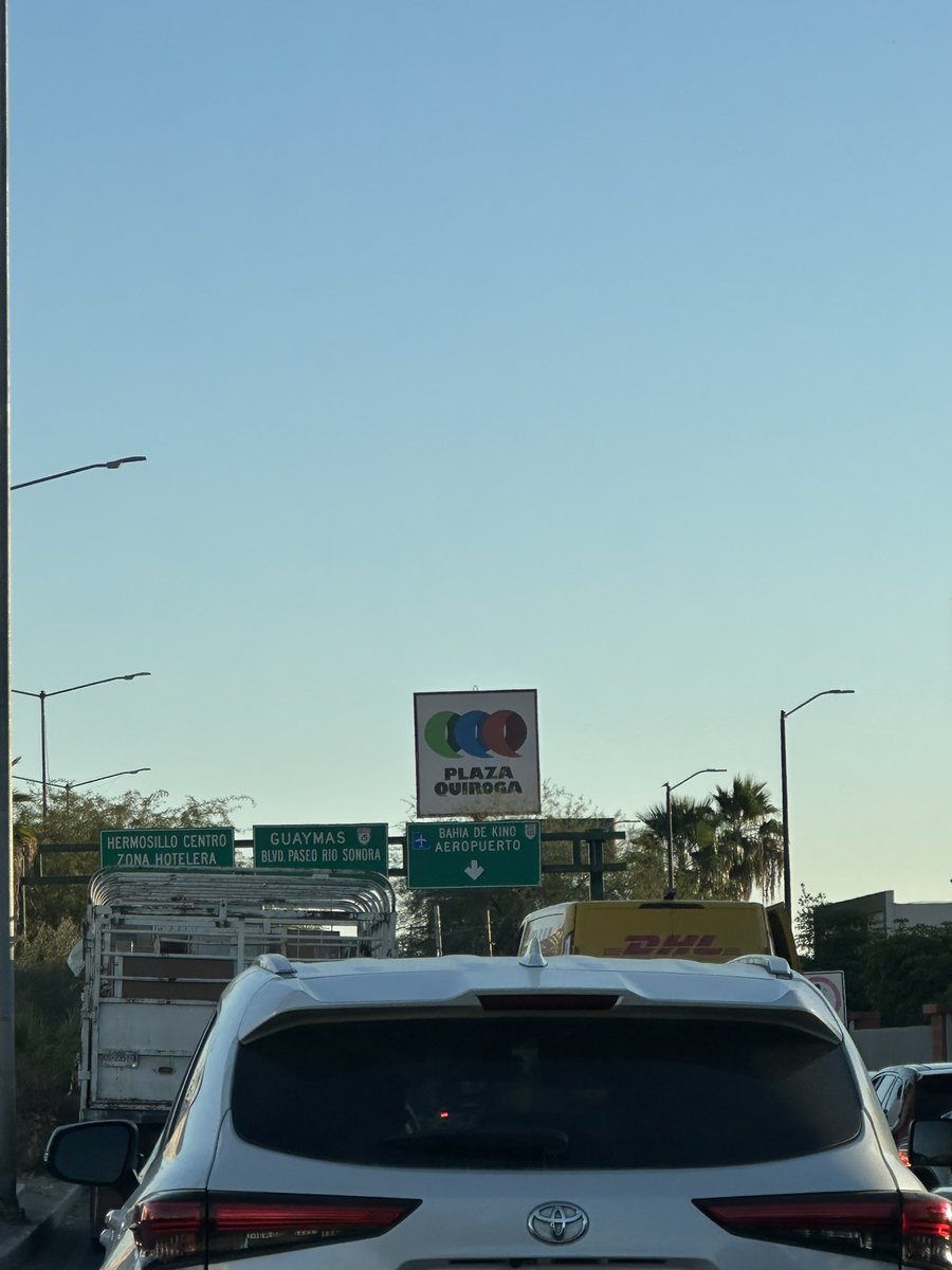 luisfermy's tweet photo. 20 minutos para cruzar Quiroga y García Morales, deberían de poner un puen… ah no, espérense.. 🤔 https://t.co/NzceQCRzoM