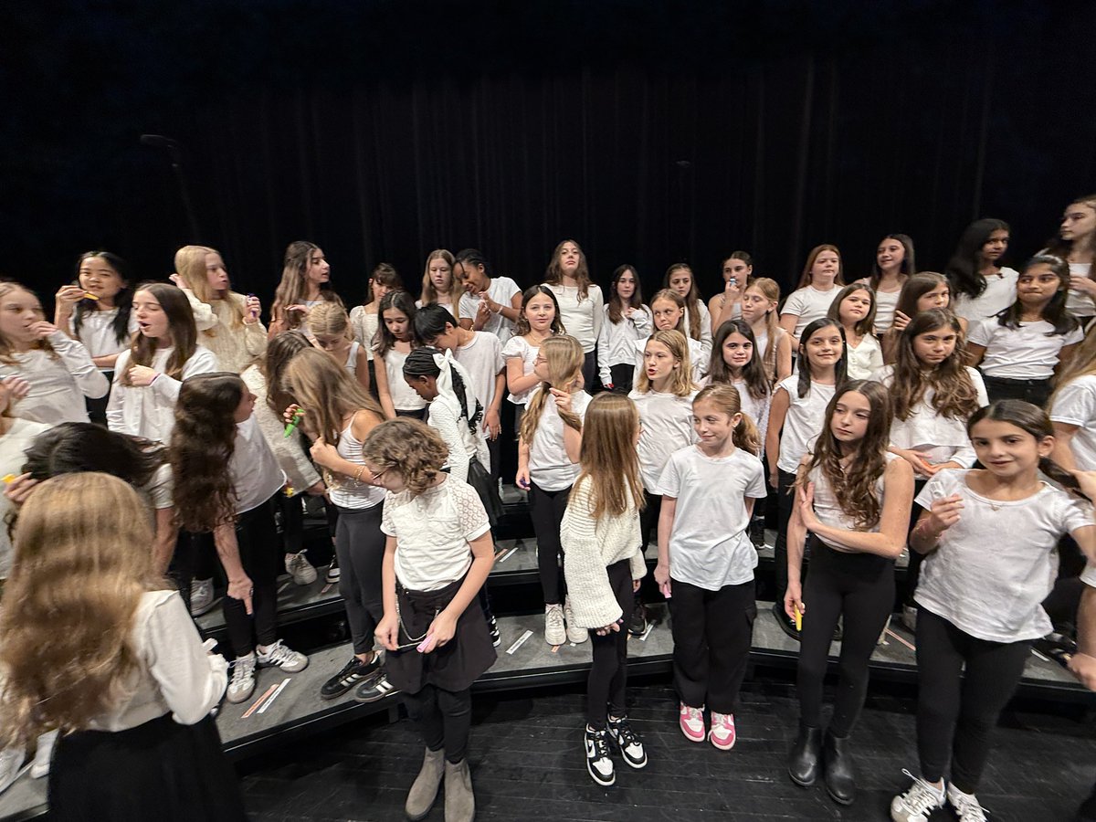 geoffcurtis's tweet photo. 🎶 Our 5th &amp; 6th Grade Bell Chorus is ready to shine at their Winter Concert tonight! ❄️✨ Their hard work and voices are sure to warm your hearts. Let’s give them a big round of applause! 👏 #BellPride #WinterConcert @chappaqua_csd https://t.co/4hm1Fjpkn4