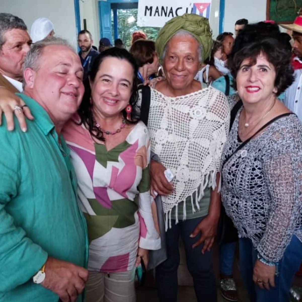 yuditvidal's tweet photo. "Degustación textil"  regalo del proyecto Yudit Vidal &amp; Proyecto Entre hilos alas y pinceles  en el marco de las actividades por el Festival de La Canchánchara en Manaca Iznaga. Reconocen a Familia Pérez por su invaluable aporte a la música cubana. Gracias Pepe Lopez y EGREM https://t.co/hiZq9l0DGh