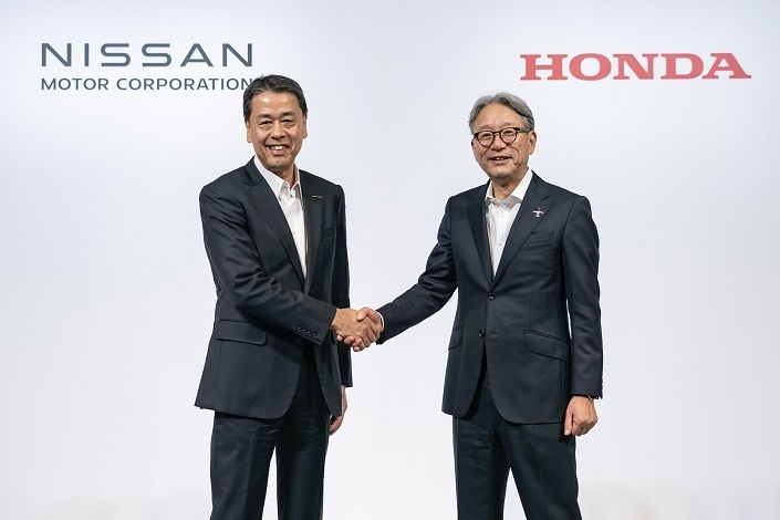 responsejp's tweet photo. 生き残りを賭けて日産自動車とホンダ、経営統合に向け協議へ［新聞ウォッチ］
https://t.co/DIG3nF9fah

#ホンダ #日産 #三菱 #新聞ウォッチ https://t.co/OHzd1BkovI
