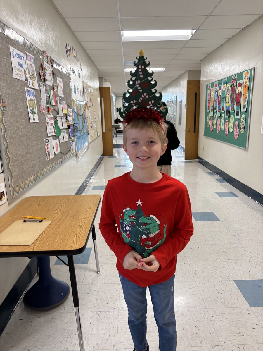 MarandiDiehl's tweet photo. We are showing our holiday spirit! @LIBERTYSCHOOLS @LPSFranklinElem! #sharethegoodLPS https://t.co/ek6vk2rE21