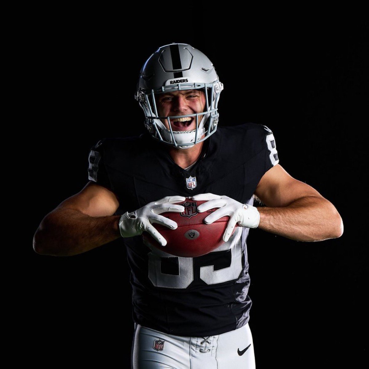 1 retweet = 1 vote 👀 
Let's send the best tight end in football to the Pro Bowl #RaiderNation

<a href="/brockbowers17/">Brock Bowers</a> #ProBowlVote