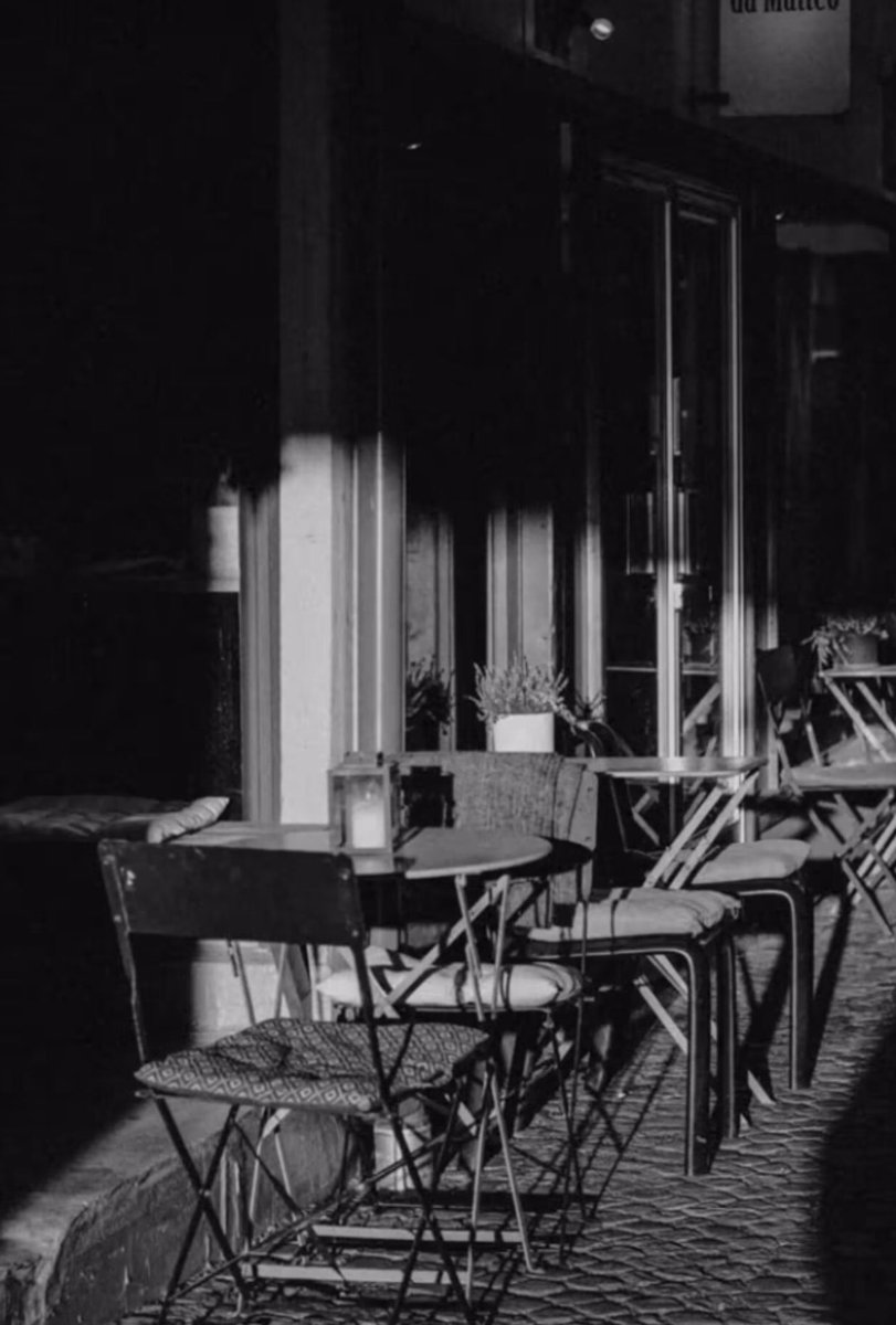 “bütün duyguları anlatmaya yetecek kadar 
  kelime yoktur. 
  gerek de yoktur…”
  .