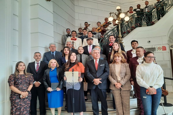 vozdelasocieda1's tweet image. #MC #exhorta a la #SecretaríadeCultura que el #10denoviembre sea #instituido #DíadelMariachi en la #CDMX
@luisaldsma, @MovCiudadanoMX en el @Congreso_CdMex, propuso a la @CulturaCiudadMx para que designe el 10 de noviembre de manera fija, como Día del Mariachi en la CDMX.