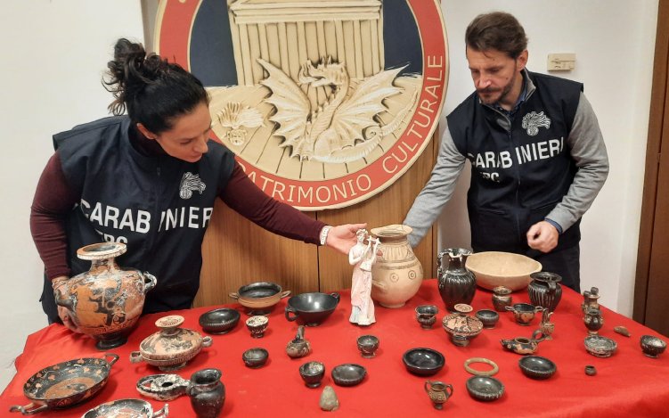 Fake papers. Fake auction house. Real archaeological loot. #CulturalHeritage
eurojust.europa.eu/news/four-susp…