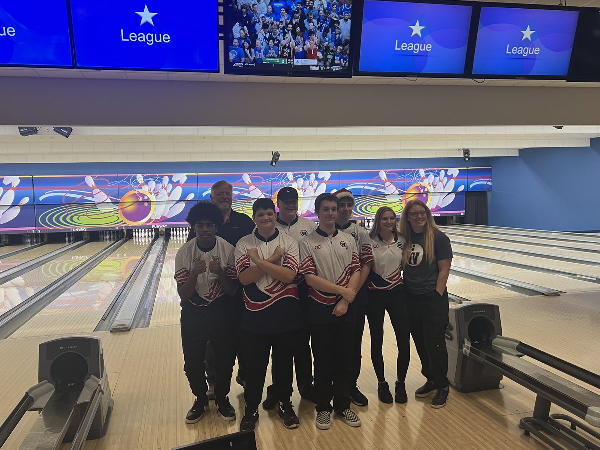 pme258's tweet photo. Congrats Seniors!!! 🔴🎳🔵 https://t.co/O8Uqh3ndG0