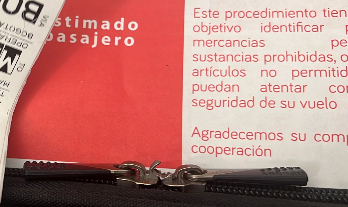 lcbelmont's tweet photo. @avianca hola! Acabo de hacer un vuelo con ustedes y rompieron de mi maleta, el espacio en el cierre para ponerle candado. Incluso tenía candado TSA, pero rompieron la maleta. Me pueden ayudar a resolver situación por favor? https://t.co/ZDnnqF8zsI