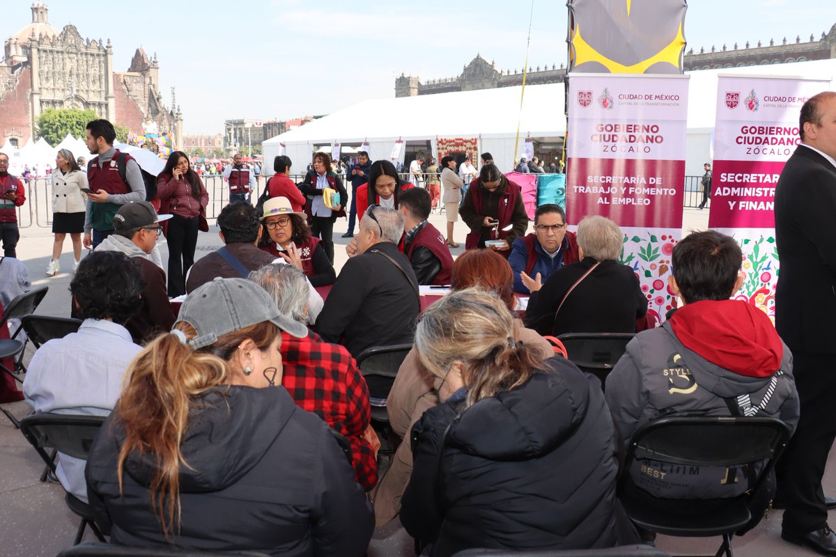 Ines_GONI's tweet photo. ¡En la Plaza de la Constitución escuchamos la voz de la gente! ✨🫱🏻‍🫲🏼

Volvimos con una edición más de Zócalo de Gobierno Ciudadano. Recuerda que todos los martes, acompañamos a nuestra #JefaDeGobierno @ClaraBrugadaM, para dar atención directa a tus necesidades y propuestas.

En @TrabajoCDMX atendemos todos los temas relacionados con bolsa de trabajo, seguro de desempleo, programas sociales para fomentar el empleo, y asesoría jurídica por conflictos laborales. 👷🏽⚖️

#UtopíaLaboral #CapitalDeLaTransformación