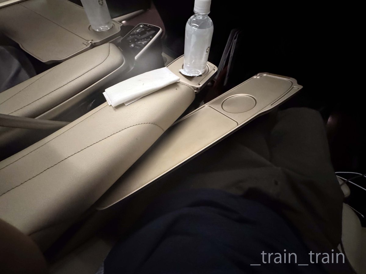 train_rail_'s tweet photo. 座席のテーブルは折りたたみ式 #北陸新幹線 #グランクラス #GranClass https://t.co/bLAs2NeeML