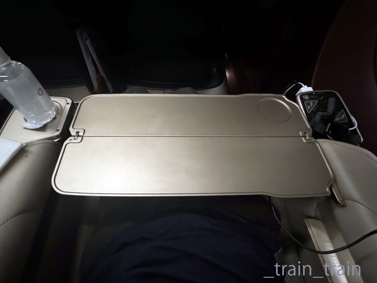 train_rail_'s tweet photo. 座席のテーブルは折りたたみ式 #北陸新幹線 #グランクラス #GranClass https://t.co/bLAs2NeeML