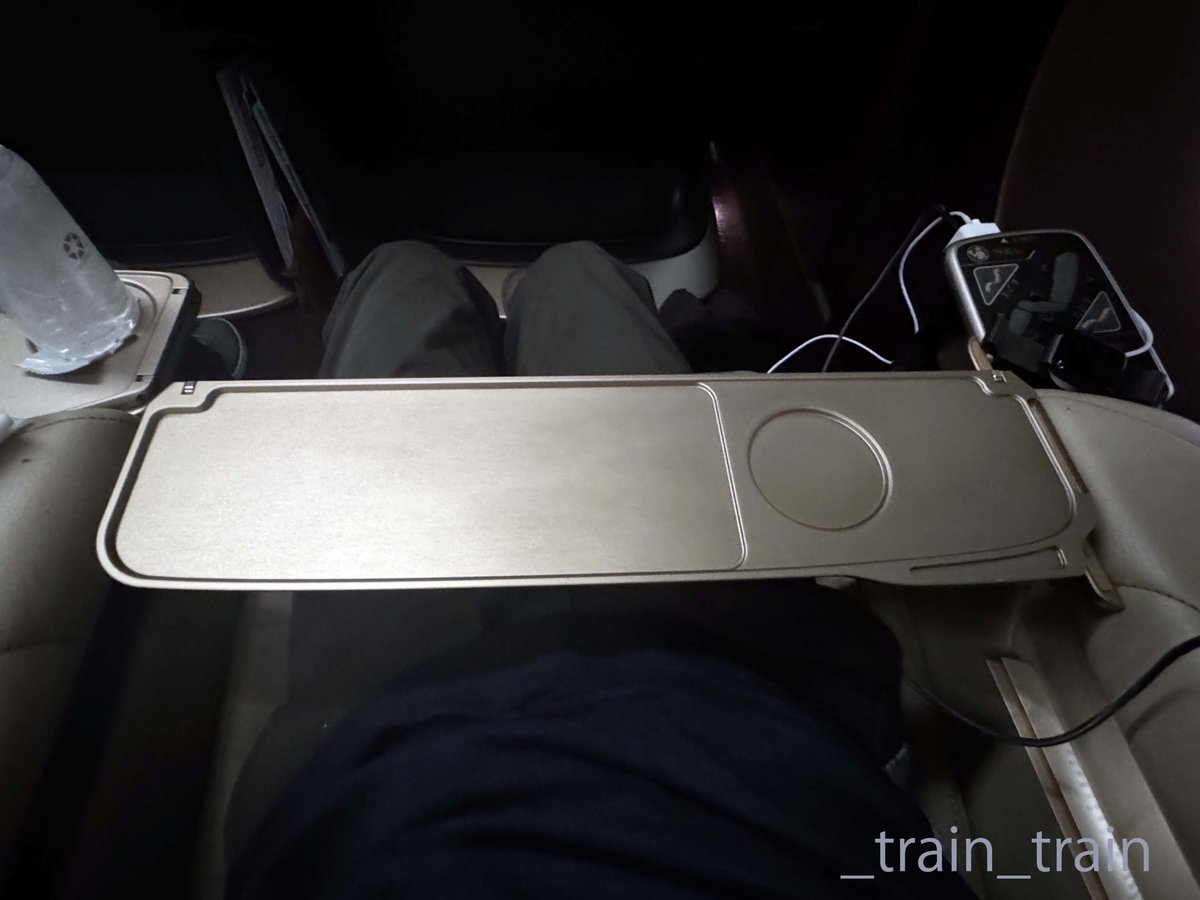 train_rail_'s tweet photo. 座席のテーブルは折りたたみ式 #北陸新幹線 #グランクラス #GranClass https://t.co/bLAs2NeeML