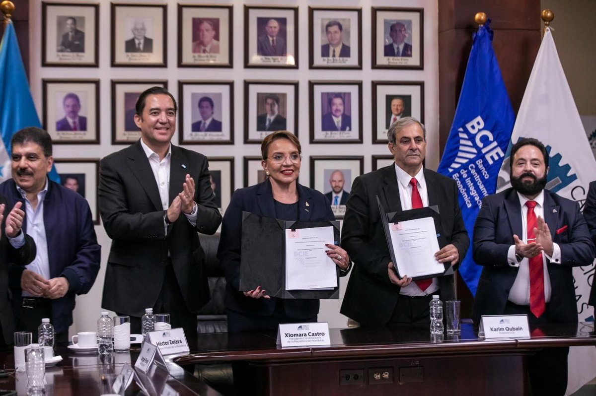 XiomaraCastroZ's tweet photo. ¡Honduras está alegre porque estamos haciendo historia!

Hace dos años anunciamos aquí en la CCIC en San Pedro Sula, que haríamos realidad el sueño robado de construir la represa El Tablón. Hoy, en este mismo lugar firmé como testigo de honor el contrato con BCIE por $300 millones, que hará realidad esta mega obra como parte de las inversiones estratégicas del Socialismo Democrático para proteger e incentivar el desarrollo en el Valle de Sula.

¡Con hechos estamos refundando la patria!