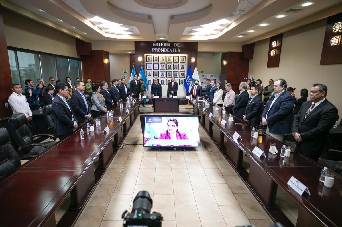 XiomaraCastroZ's tweet photo. ¡Honduras está alegre porque estamos haciendo historia!

Hace dos años anunciamos aquí en la CCIC en San Pedro Sula, que haríamos realidad el sueño robado de construir la represa El Tablón. Hoy, en este mismo lugar firmé como testigo de honor el contrato con BCIE por $300 millones, que hará realidad esta mega obra como parte de las inversiones estratégicas del Socialismo Democrático para proteger e incentivar el desarrollo en el Valle de Sula.

¡Con hechos estamos refundando la patria!