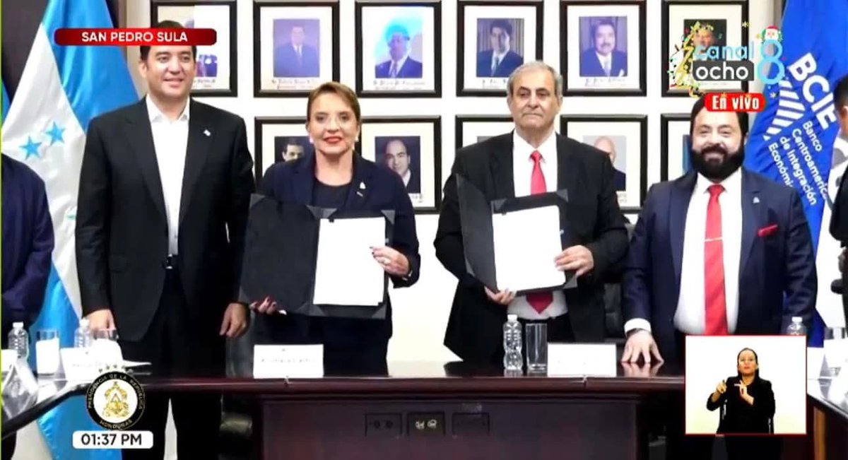 XiomaraCastroZ's tweet photo. ¡Honduras está alegre porque estamos haciendo historia!

Hace dos años anunciamos aquí en la CCIC en San Pedro Sula, que haríamos realidad el sueño robado de construir la represa El Tablón. Hoy, en este mismo lugar firmé como testigo de honor el contrato con BCIE por $300 millones, que hará realidad esta mega obra como parte de las inversiones estratégicas del Socialismo Democrático para proteger e incentivar el desarrollo en el Valle de Sula.

¡Con hechos estamos refundando la patria!