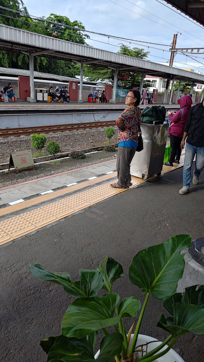 Idzarr_AS's tweet photo. @CommuterLine halo pagi min

Bukannya ada ketentuan terkait dimensi barang ya?!!

ini box segede ini lolos terus di stasiun grogol entah petugas atau kepala stasiunnya yg eror di rush hour pagi dan masuk di gerbong wanita dengan pengawalnya,,Demi hemat budget transport pake KRL👎 https://t.co/tOOqCCFDfI